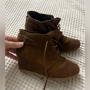 Maurice’s size 7 wedged shoe